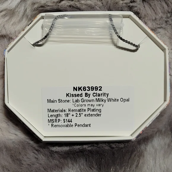 Stunning Silver Necklace with Opal Pendant - Picture 2 of 2